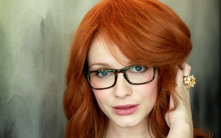 Typická pre herečku Christinu Hendriks je líščia červená farba červeno-vlasy-farby-oranžová-líška-červené-okuliare-krúžok-pevná-Christina-Hendricks