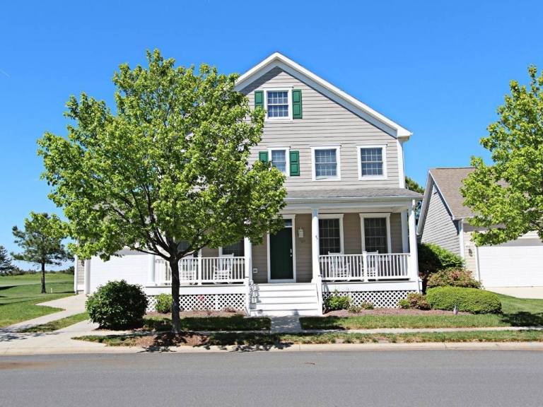 Červený javor sa v lete na dvore zazelená. Ochrana pred slnkom a ochrana súkromia domu a záhrady