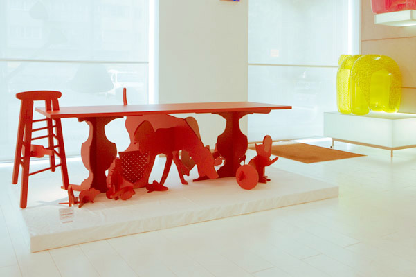 červený nábytok do jedálne