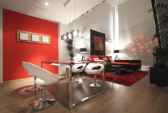 jedáleň s červeným akcentom