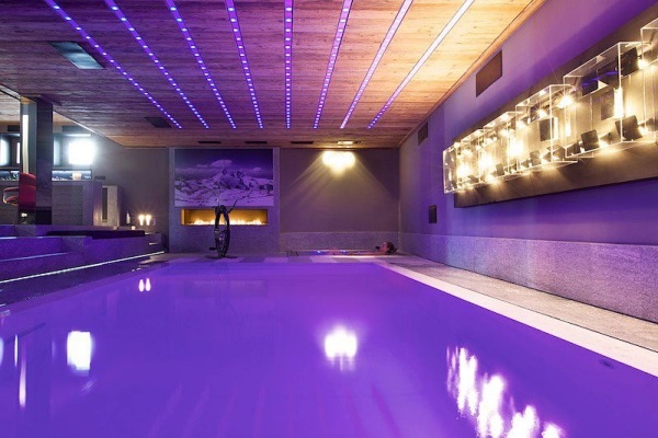 Návrh osvetlenia steny krytého bazéna v lyžiarskej chate