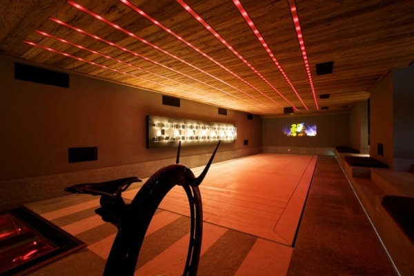 Krytý bazén Chalet Cyanella pokrýva tanečný parket