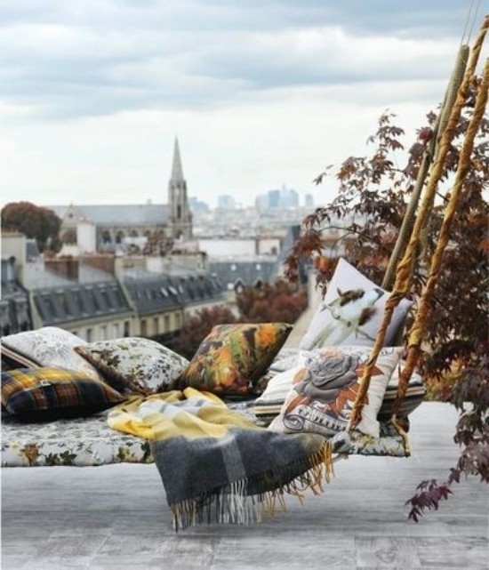 Dizajnové hojdacie siete v záhrade s výhľadom na strechu