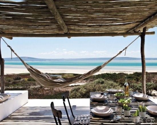 relaxačné hojdačky na terase v záhrade