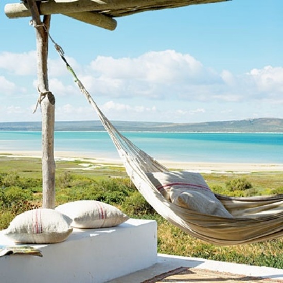 Dizajnové hojdacie siete s výhľadom na more v záhrade