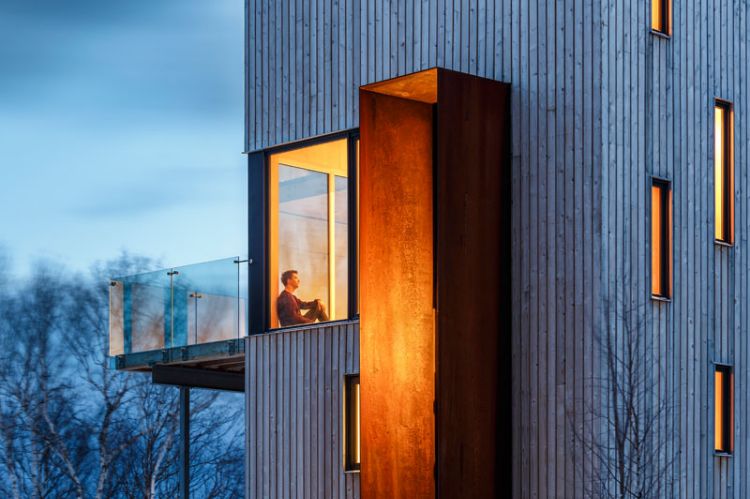 tichá chata na jazere trojposchodový výhľad večer kanadské pobrežie svetlý balkón obyvatelia