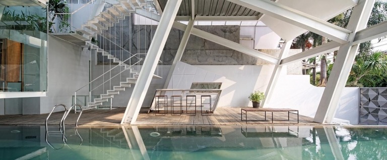 veľká krytá terasa s kuchyňou, všetko je šikmé