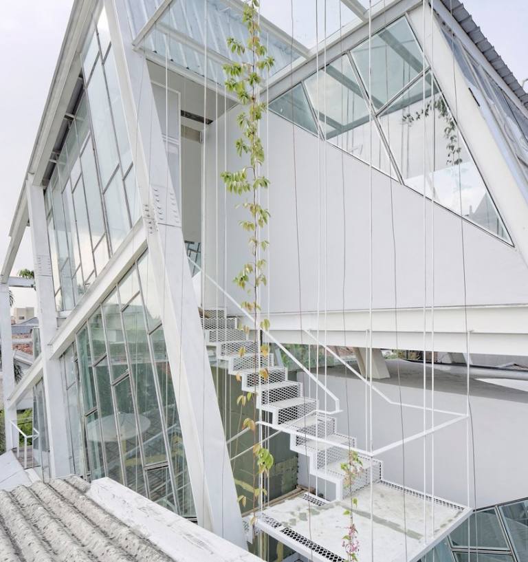 Tri poschodia spájajú kovové schody