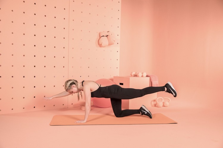 Cvičenie na zadku brucha na nohách doma