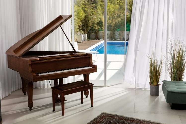 interiérový dizajn piano sklenená stena biele závesy