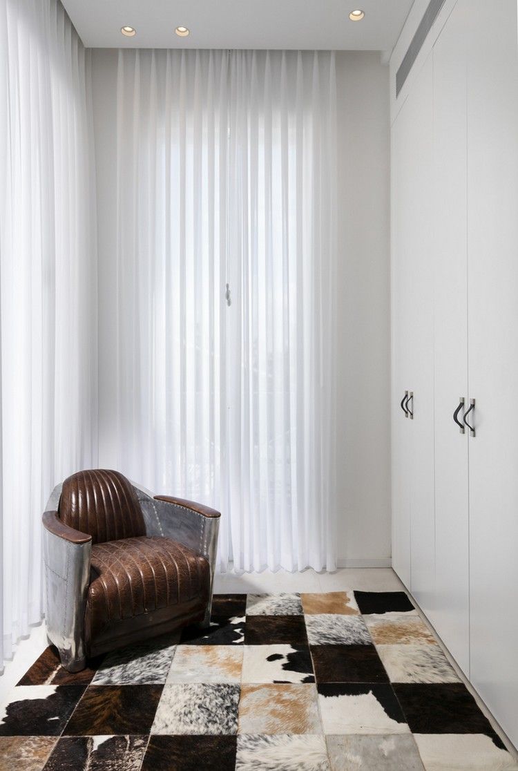 nábytok kožené kreslo v štýle bauhaus kožušinový koberec