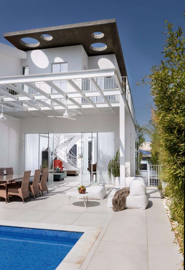 okrúhly baldachýn nad vonkajšou terasou pergola