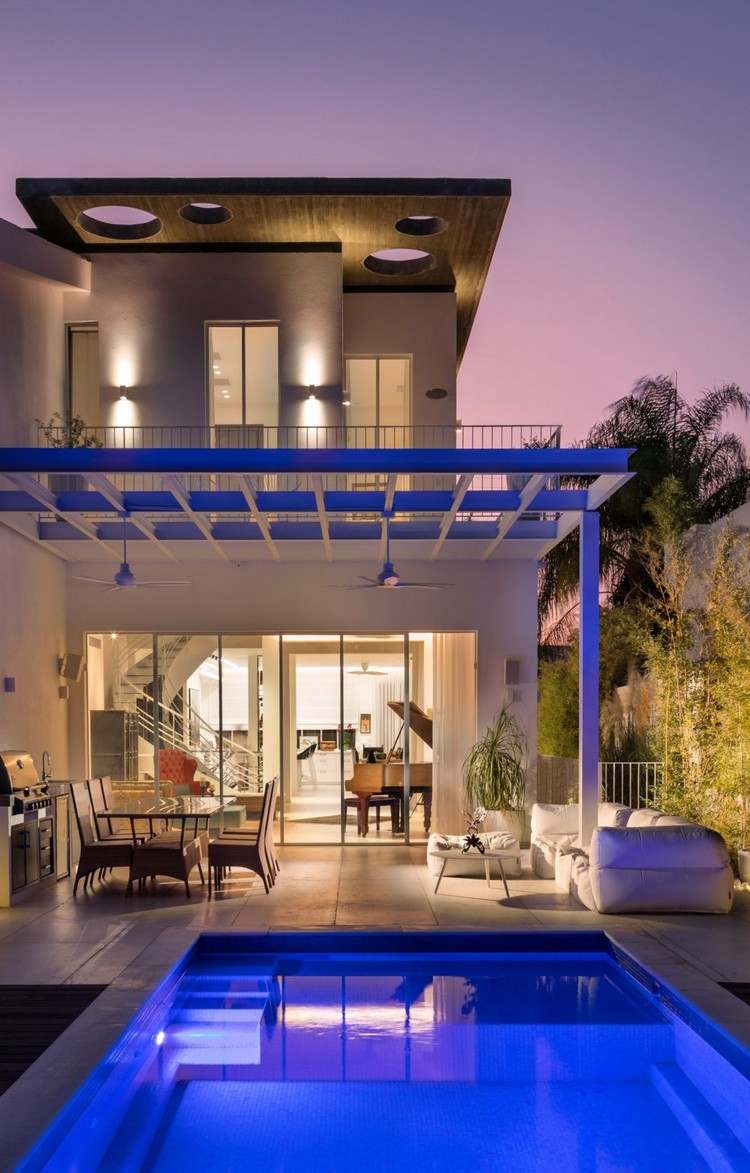 okrúhle svetlíky vila bazén terasa pergola moderná