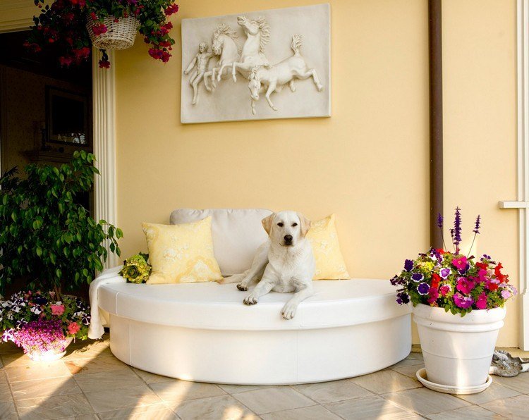 okrúhle pohovky-moderné-terasa-bielo-žlté-vankúše