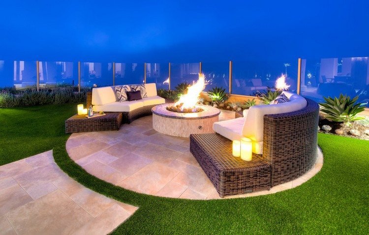 okrúhle sedacie súpravy-moderná-terasa-ratan-okrúhle-krb-travertínové-kachle