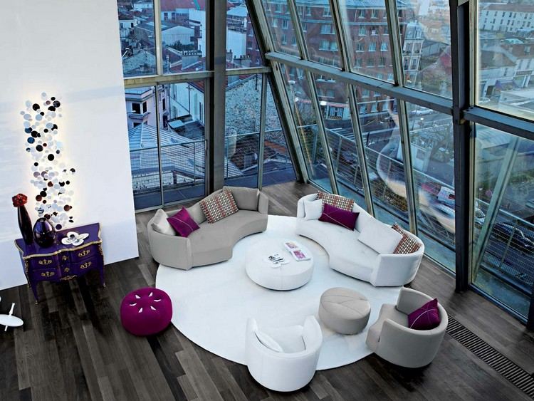 okrúhle pohovky-moderné-roche-bobois-biele-taupe-purpurové-vankúše