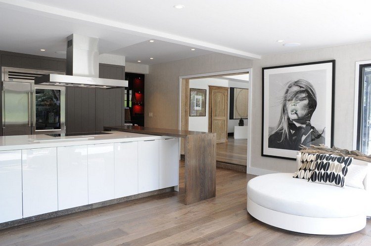 okrúhle pohovky-moderne-biela-kuchyňa-obývačka-drevený barový pult