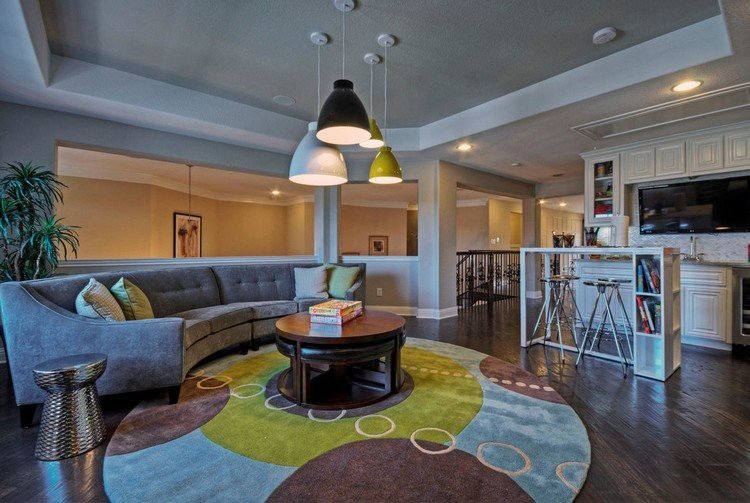 okrúhle pohovky-moderný-sivý-okrúhly koberec-drevený-konferenčný stolík