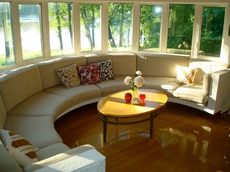 okrúhle pohovky-moderné-arkierové okno-oválny-konferenčný stolík