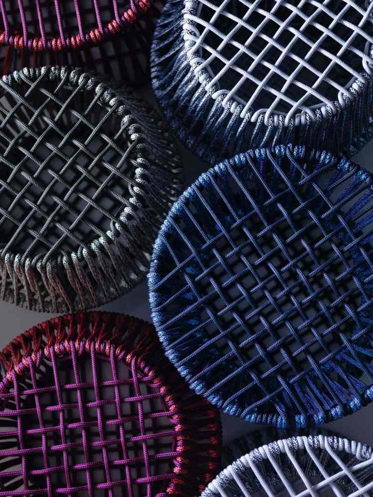 Pletenec z pevného lana v príjemných farbách Okrúhly bočný stolík-tkaný-lano-farebný-moderný-dizajn-ziggy