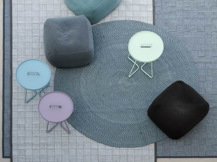 atraktívne riešenia pre malé kusy nábytku do interiéru i exteriéru bočný stôl-okrúhly-kov-malý-práškovo lakovaný-vonkajšia-rúčka-moderný-funkčný