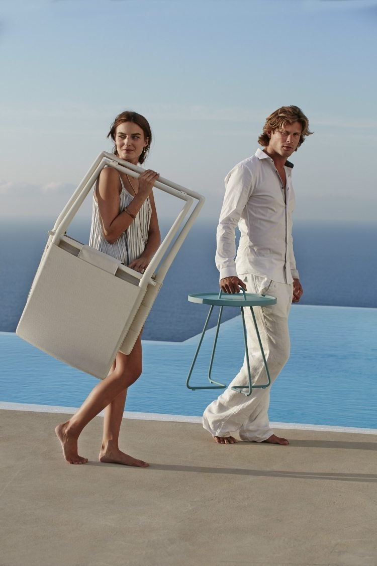 dobrá nálada a funkčný nábytok do interiéru aj exteriéru bočný stôl-okrúhly-muž-žena-naboso-kovový rám-úchyt-mobil