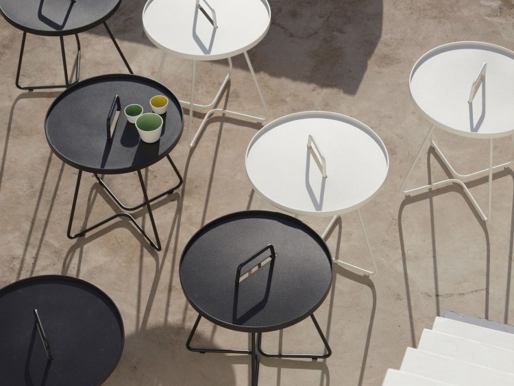 s malým mobilným stolíkom na strešnej terase Bočný stôl-okrúhla-čierna-biela-rúčka-kovový rám-práškovo lakovaná-betónová podlaha