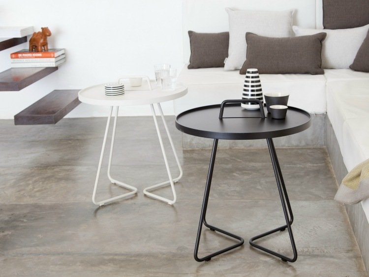 skombinujte dva stoly - čiernobiely bočný stôl-okrúhly-kovový rám-práškovo lakovaný-vonkajšia-izbová-čierno-biela-betónová podlaha