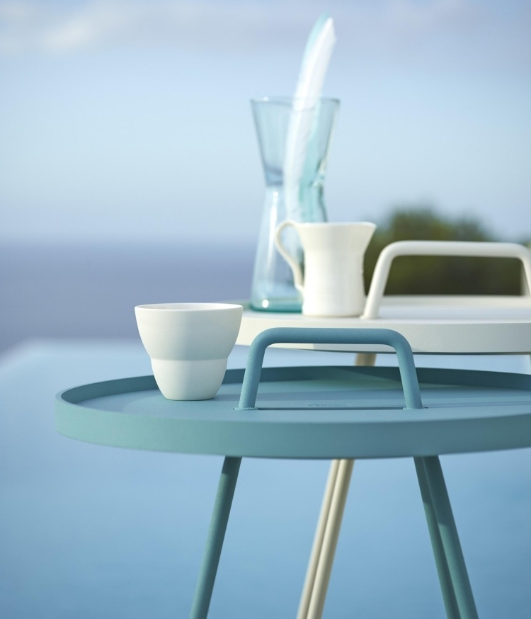 svieže farby pre dobrú náladu v lete bočný stôl-okrúhly-modrý-kov-práškovo lakovaný-biela-držadlo-pojazdné