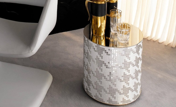 Skombinujte mozaikové kamene so zrkadlovým povrchom bočný stôl-okrúhla mozaika-biela-strieborná-zrkadlová-doska-PETIT-Carlos-Dal-Bianco