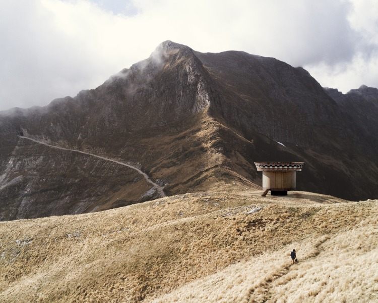 Okrúhly drevený dom inštalovaný vo vysokých horách ponúka obyvateľom veľa možností