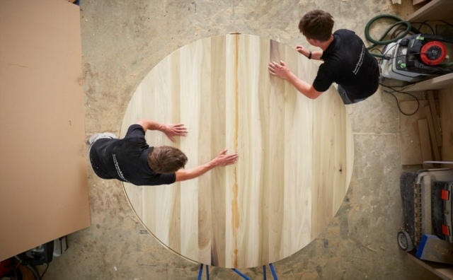 Stôl z ružového dreva vyrobený v modernom štýle, červené žlté zrno