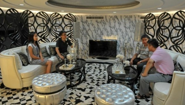 Interiér hotelového baru v lobby