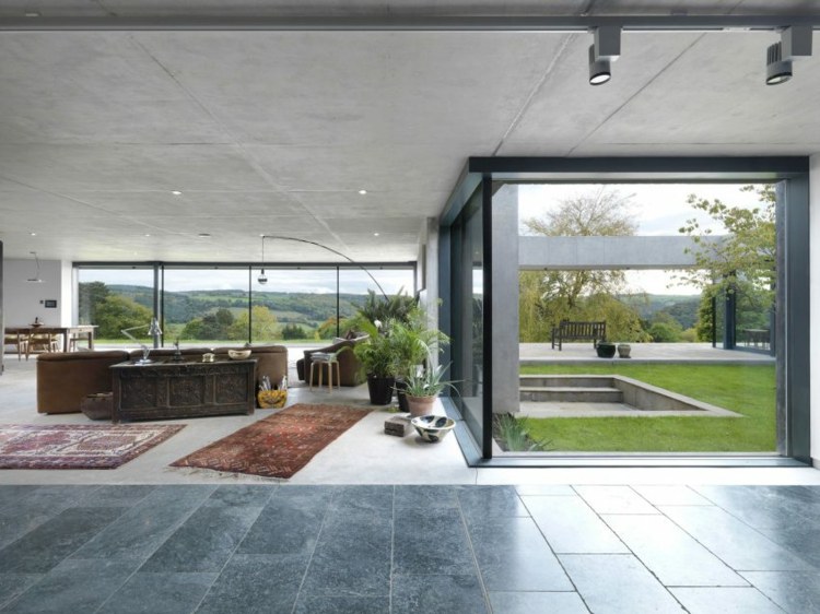 rustikálny nábytok-interiér-kameň-obklady-okno-predné-moderné