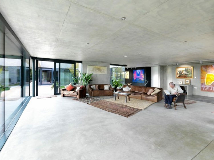 rustikálny nábytok čalúnený nábytok-hnedá-koža-sedacia časť-strop-betón