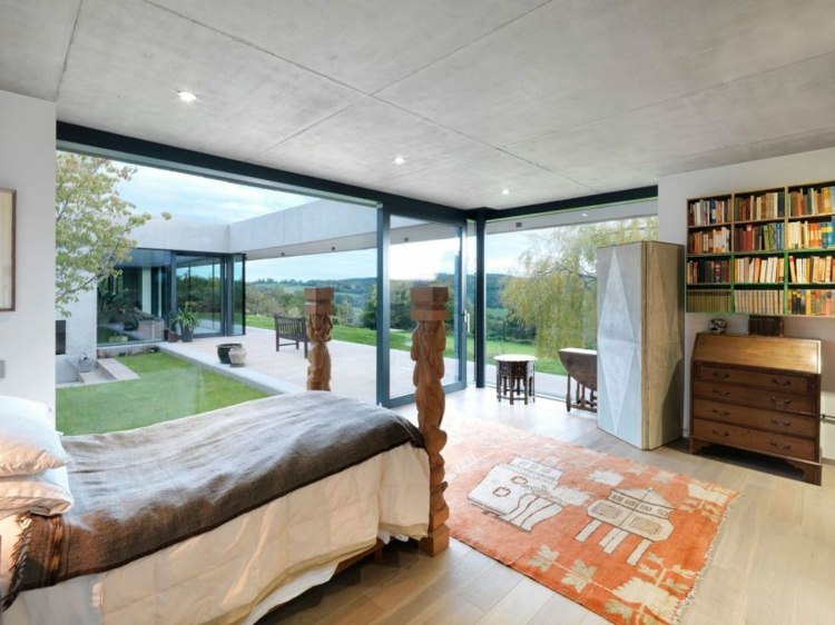 rustikálny nábytok spálňa-posteľ-majestátna-komoda-koberec-moderná-oranžová