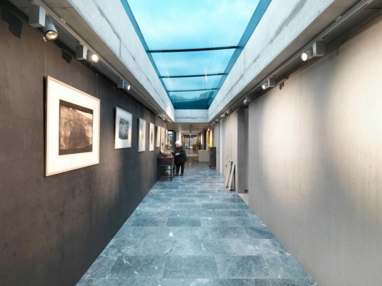 rustikálny-nábytok-chodba-dekorácia-nástenné maľby-umenie-galéria-čierna-stena