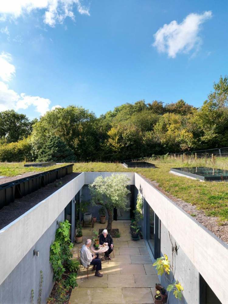 rustikálny-nábytok-terasa-dvor-výsadba-strom-kameň-dlažba