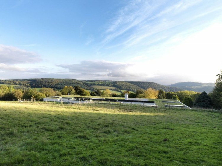 rustikálny nábytok-pozemok-kopec-krajina-Anglicko