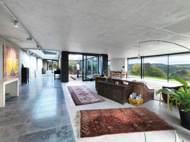 rustikálny nábytok obývačka-nápad-orient-koberec-červeno-hnedá-dlažba-dizajn