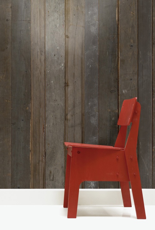 Čierna tapeta rustikálna tapetovanie Čierna tapeta červená stolička