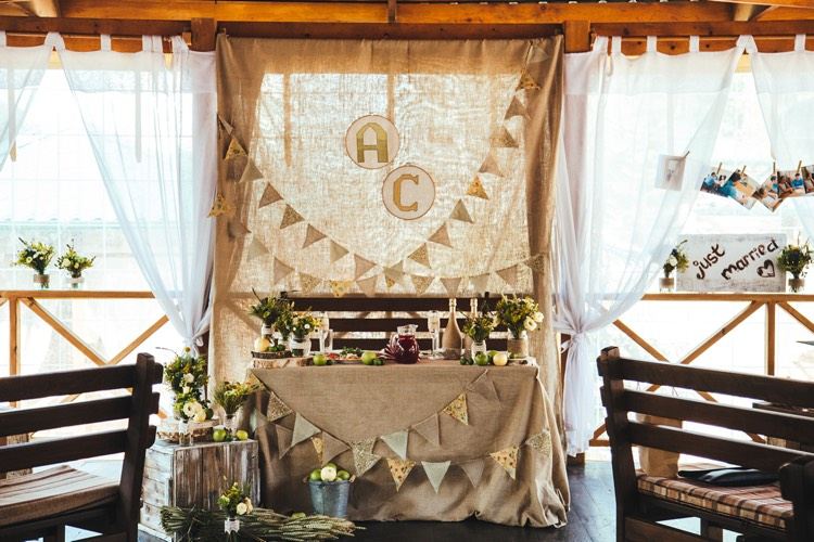 Rustikálna dekorácia na stôl juta-obrus-vlajky-zelené-jablká