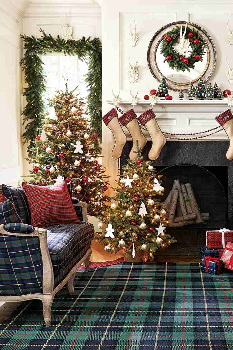 tradičné vianočné ozdoby s tartanovými šekmi a jedľovou zeleňou v obývačke