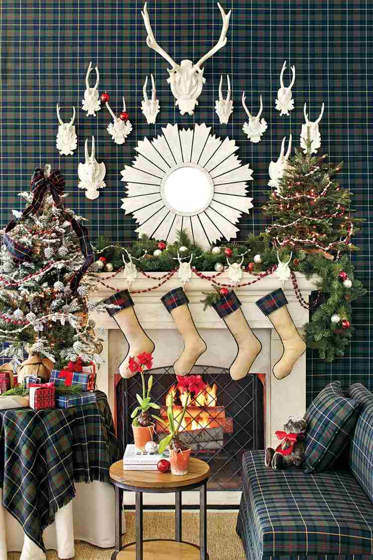 klasická vianočná dekorácia s károvanými vzormi zelená a červená