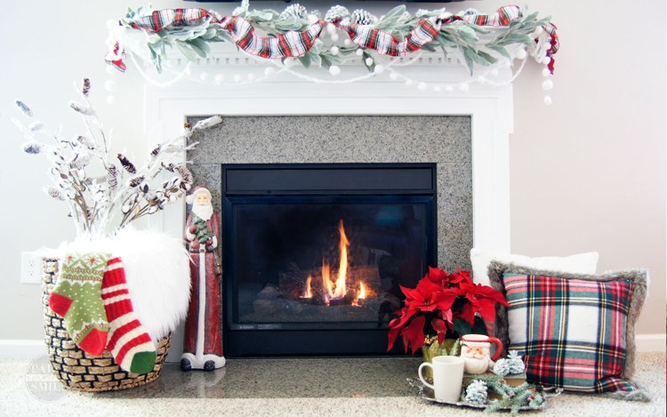 Vianočné ozdoby okolo krbu károvaná girlanda obliečka na vankúš