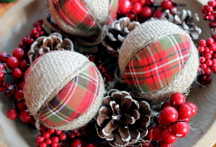 Vyrobte si vlastné vianočné gule z juty a károvanej látky
