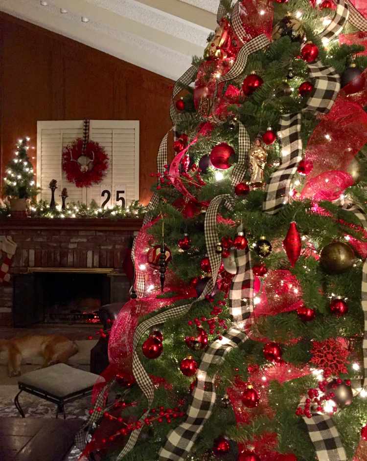 Girlandy na vianočný stromček vyrobené z organzy a ginghamovej stuhy