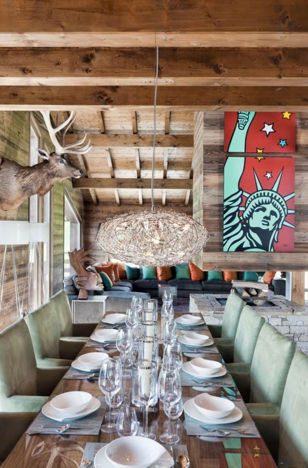 moderná chata v dizajne jedálne-zelené stoličky moderná jedáleň v dizajne chaty