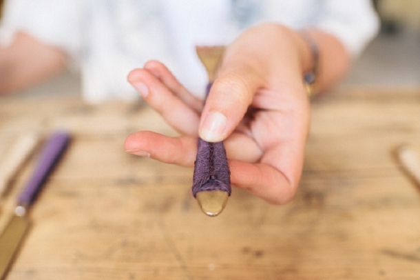 Príborový špagátik zabalený do rustikálnej svadby vo fialovej farbe zábal fialová farba rustikálny svadobný vidiecky štýl