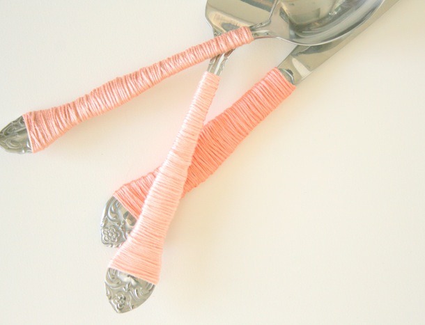 Strieborné príbory zdobia špagáty obaľujúce striekance farieb Omotajte priadzu a prineste na stôl kvapku farby